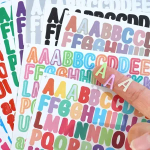 Kleine kleurrijke alfabet letter stickers detail met verschillende tinten voor hobby en diy.