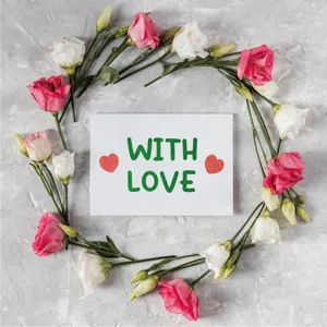 Détail d'autocollants de lettres pailletées, déco de carte DIY avec couronne de fleurs