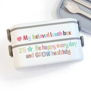 Dubbellaagse lunchbox met kleurrijke Engelse tekstprint en schone witte achtergrond.