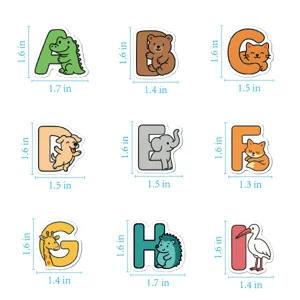 Leuke cartoon dieren alfabet stickers maatspecificaties met afmetingen voor DIY decoratie.