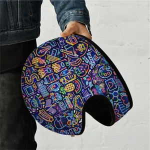 Casco da moto jet retro con design di stampa grafica neon vibrante, stile di strada.