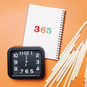 Vue de détail d'autocollants numérotés en vinyle imperméable de 0,5 pouce au design 365 pour bureau.
