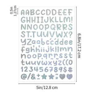 Feuille de détail d'autocollants alphabet holographiques pailletés avec lettres et chiffres.
