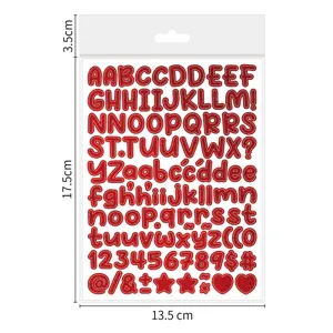 Vue détaillée d'une feuille d'autocollants lettres et chiffres pailletés rouges.
