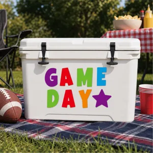 Frigorifero portatile bianco con adesivi colorati di lettere GAME DAY per picnic