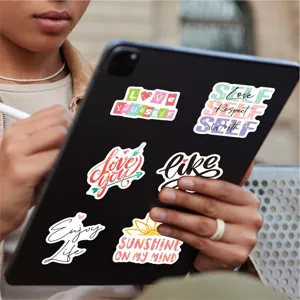 Primo piano dettagliato di adesivi impermeabili motivazionali decorati sulla cover del tablet.