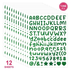 Vue détaillée des autocollants alphabet à paillettes vertes, chiffres et symboles pour loisirs.