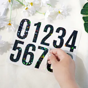Primo piano dettagliato di adesivi numerici olografici con effetto vetro frantumato.