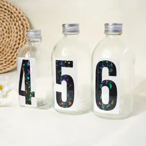 Bottiglie di vetro trasparente con adesivi numerici olografici 4 5 6, perfette per organizzazione.