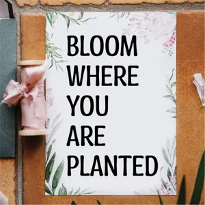 Tarjeta de póster de cita en inglés motivadora con borde floral botánico hermoso.