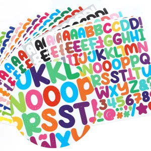 Primer plano detallado de pegatinas coloridas de letras y números con tonos vivos y claros.