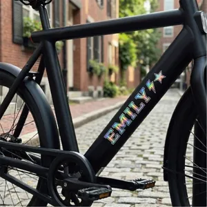Primo piano del dettaglio dell'adesivo riflettente con lettere laser sul telaio della bici.