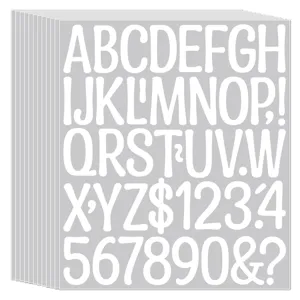 Primer plano de la hoja de pegatinas de vinilo blanco con letras y números, detalle limpio.