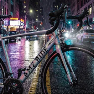 Dettaglio di un'elegante bicicletta da strada argentata su strada piovosa di notte.