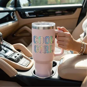 Bicchiere termico rosa con manico e lettere laser cool, ideale per viaggi e uso quotidiano.