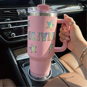 Bicchiere termico rosa in acciaio inossidabile con manico e adesivi personalizzati.