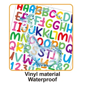 Vista detallada de pegatinas de vinilo impermeables con letras mayusculas y numeros.