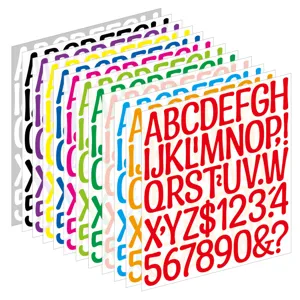 Vista detallada del conjunto de pegatinas de vinilo coloridas con letras y números.