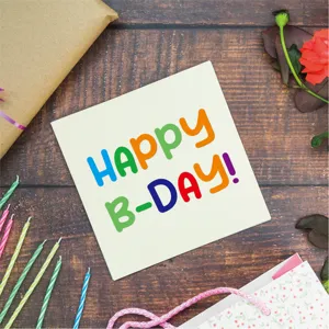 Vista detallada de pegatinas de letras coloridas y tarjetas de felicitación para manualidades DIY.