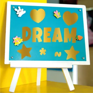 Simpatica lavagna con lettere DREAM dorate e adesivi carini per la decorazione della casa.