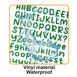 Gros plan détaillé de la feuille d'autocollants alphabet pailletés verts imperméables.
