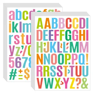 Primer plano de conjunto de pegatinas de letras y numeros de vinilo colorido para ordenador.