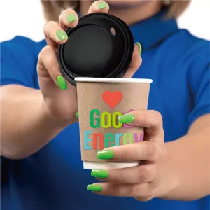 Primer plano detallado de taza de café de papel kraft ecológico con tapa negra y texto.