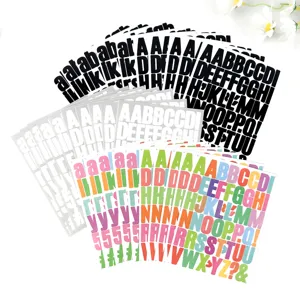 Primer plano detallado de pegatinas de letras de vinilo impermeable colorido con alfabeto.