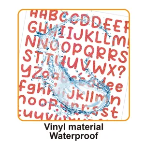 Gros plan de detail sur des autocollants alphabet pailletes rouges en vinyle impermeable.
