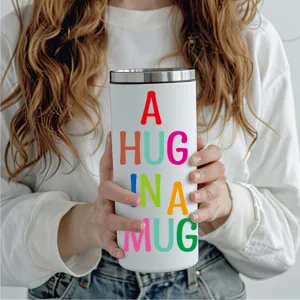 Taza de viaje aislada blanca con impresión tipográfica colorida, ideal para café y té.