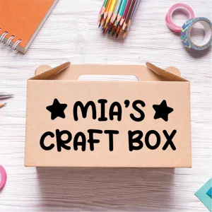 Vista detallada de una caja de manualidades marron con texto personalizado en mesa.