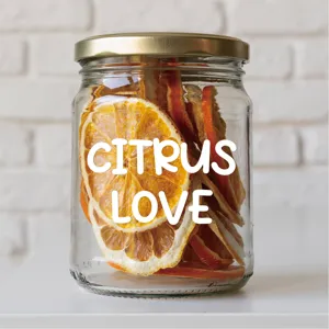 Rodajas de naranja seca en tarro de vidrio con tapa dorada, ideales para té y decoración.