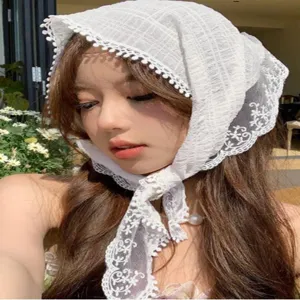 Witte kanten driehoekige haarsjaal voor dames, elegante zonbescherming haar bandana hoofddoek.