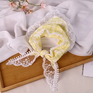 Gele geruite kanten hoofddoek in landelijke stijl mooi haaraccessoire voor de zomer.