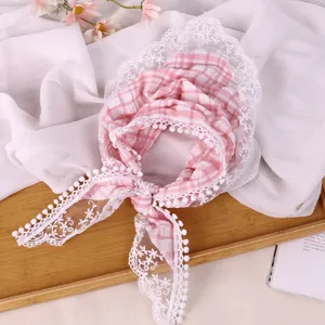 Roze geruite kanten driehoekige hoofddoek detail, zoete pastorale stijl haaraccessoire.