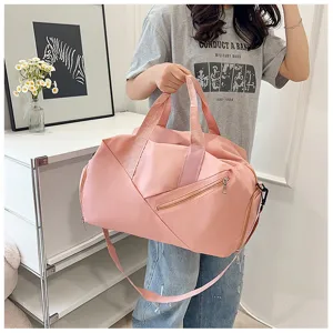 Vue détaillée du grand sac de sport de voyage rose avec séparation humide et sangle d'épaule.