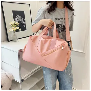 Grand sac de voyage rose avec séparation sec et humide, idéal pour sport et fitness.