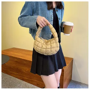 Détail de sac à main hobo matelassé kaki, style sac d'épaule quotidien chic et décontracté.