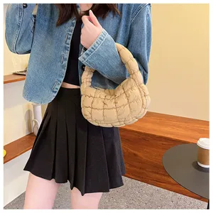 Vue détaillée du sac à main matelassé tendance, présentant une texture douce et un design chic.