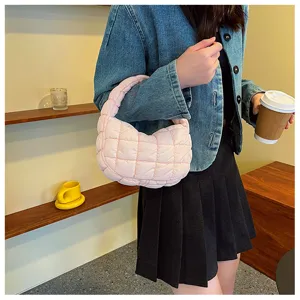 Chic sac à bandoulière matelassé rose pour femmes, forme tendance pour un look quotidien.