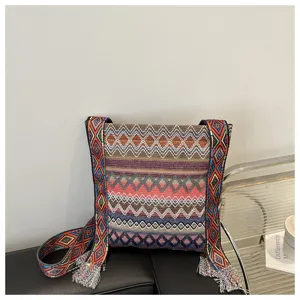 Sac bandoulière tissé style ethnique pour femme, sac à épaule motif géométrique rétro.