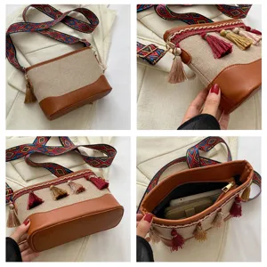 Sac bandoulière toile femme style ethnique avec sangle colorée, pompons et poche zippée detail.