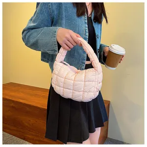 Vue détaillée du sac à main matelassé rose pour femmes stylisé avec veste en jean.