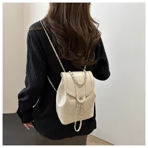 Mini sac à dos pour femmes en cuir PU avec bandoulière chaîne et fermoir, sac de jour élégant.