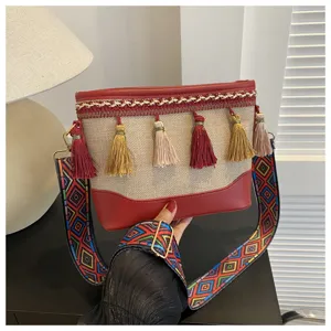 Vue détaillée du sac à bandoulière ethnique pour femmes avec franges et sangle colorée.