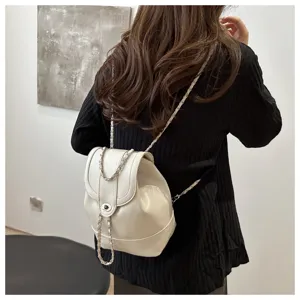 Sac à dos femme en cuir blanc avec lanières chaînes élégantes et fermoir métallique chic.