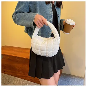 Sac à main matelassé unicolore femme automne hiver mode polyvalent vue de détail élégante