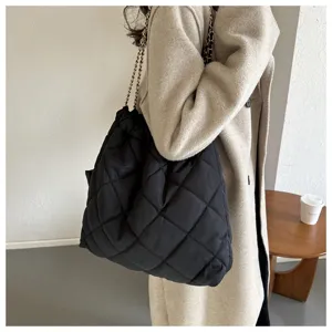 Schwarze gesteppte Nylon Tragetasche für Damen, große Schultertasche mit Metallkettenriemen.