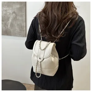 Sac à dos élégant en cuir blanc avec lanières en chaîne et fermoir pour femme mode.