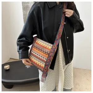 Sac bandoulière tissé style ethnique bohème pour femme avec large sangle et glands rétro chic.